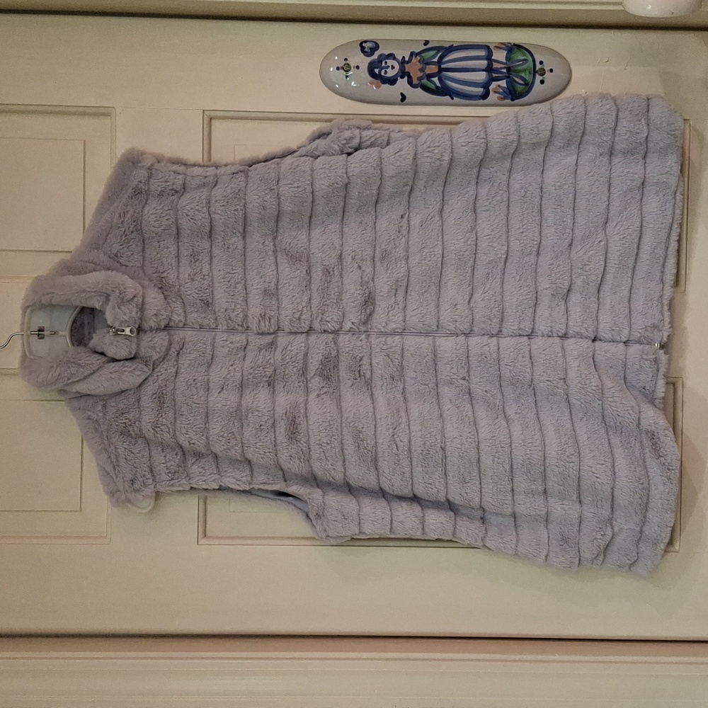 "KATYDID" SZ. 2XL, Women's, 100%polyester, sleeveless, faux fur, ribbed vest.